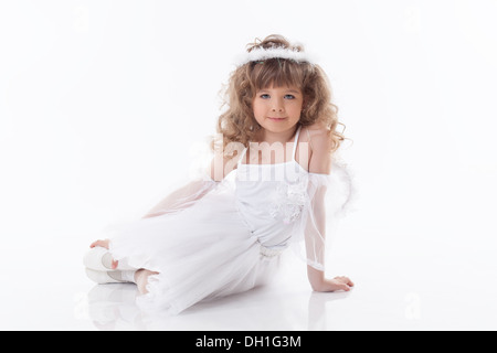 Lächelnde junge Mädchen posiert in Engel Kostüm Stockfoto