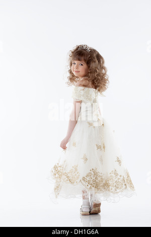 Lächelnde junge Prinzessin posiert im studio Stockfoto