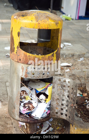 Mülleimer, Mülleimer, Mülleimer, Abfallbehälter, beschädigt, indien, asien Stockfoto