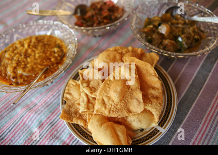 Traditionelle Sri Lanka Reis-Curry-Gericht mit frischen poppadoms Stockfoto