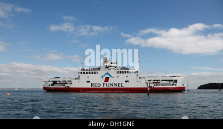 Red Funnel Line Auto- und Personenfähre Red Osprey Cowes, Isle Of Wight, Hampshire, England zu verlassen Stockfoto