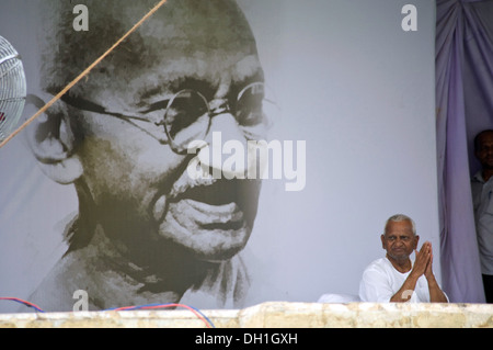 Anna Hazare sitzen Poster von Mahatma Gandhi Hungerstreik am Ramlila Maidan New Delhi Indien Asien Stockfoto