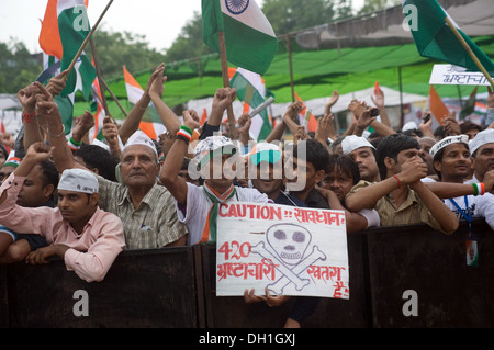 Männer rufen Parolen wehende indische Fahnen Anna Hazare Unterstützer bei Ramlila Maidan New Delhi Indien Asien Stockfoto