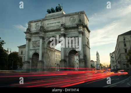 Datenverkehr auf Siegestor in der Nacht, München, Bayern, Deutschland Stockfoto