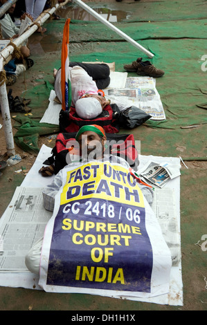 Mann fast zu Tode Supporter bei Ramlila Maidan in Hungerstreik der Anna Hazare Delhi Indien Asien Stockfoto