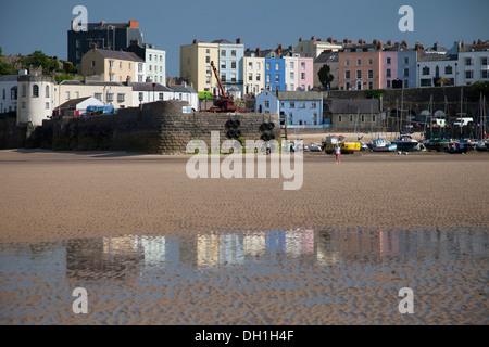 Farbige Häuser rund um Tenby Hafen spiegelt sich auf dem nassen Strand. Stockfoto