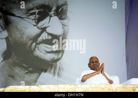 Anna Hazare Fasten sitzen vor Mahatma Gandhi Poster bei Ramlila Maidan New Delhi Indien Asien Stockfoto