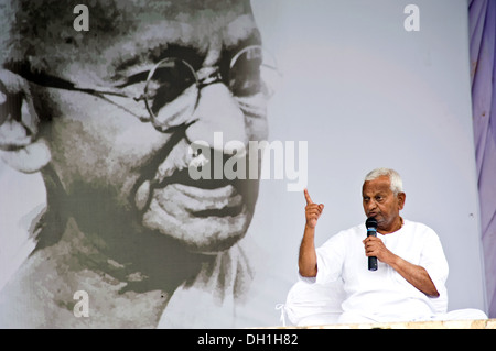 Anna Hazare sitzen vor Mahatma Gandhi Plakat sprechen Fasten bei Ramlila Maidan New Delhi Indien Asien Stockfoto