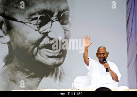 Anna Hazare sitzen vor Mahatma Gandhi Plakat Fasten sprechen Anhebung Hand Ramlila Maidan New Delhi Indien Asien Stockfoto