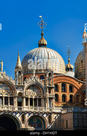 Fassade mit gotischen Architektur und Kuppeln der romanischen Basilika Markusplatz, Venedig Stockfoto