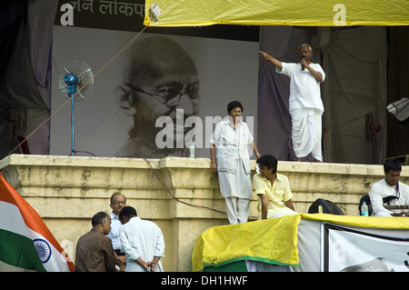 Anna Hazare mit Kiran Bedi Kumar Vishwas auf der Bühne des Ramlila Maidan New Delhi Indien Asien Stockfoto