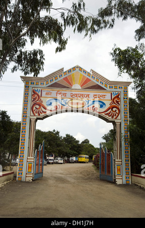 Willkommen Tor von Hind Swaraj Vertrauen in Ralegan Siddhi Dorf von Anna Hazare, Parner taluka, Ahmednagar Bezirk, Maharashtra, Indien, Asien Stockfoto