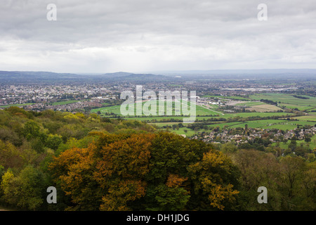 Cheltenham Racecourse gesehen von Cleeve Hill in Gloucestershire, Vereinigtes Königreich. Stockfoto