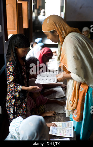 Muslimische Lehrerin mit Kindern im Klassenzimmer an islamische Schule Uttar Pradesh Indien Asien Stockfoto