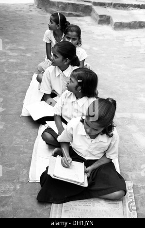 Mädchen in ländlichen Klassenzimmer Unterricht , varanasi , uttar pradesh , Indien , Asien Stockfoto