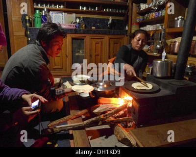 Nepal Malemchigaun Sherpa Dorf, Langtang. Frau macht Chapattis auf einem Holzofen. Stockfoto