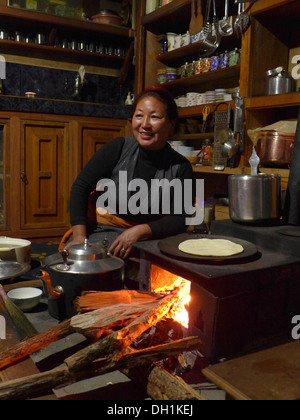 Nepal Malemchigaun Sherpa Dorf, Langtang. Frau macht Chapattis auf einem Holzofen. Stockfoto