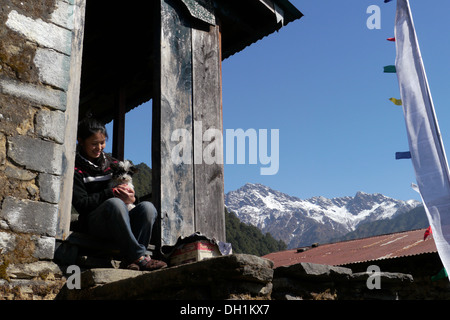 Nepal Malemchigaun Sherpa Dorf, Langtang. Shereb Chutin und der Hund Rocky. Stockfoto