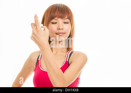 Chinesin mit Sprühflasche Haar sprühen Stockfoto