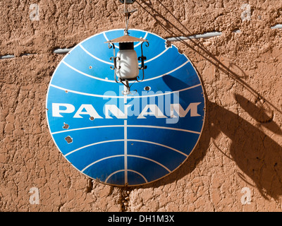 Nahaufnahme von einer alten Pan American World Airways Logo angebracht, eine Schlamm-Mauer in Marokko Stockfoto