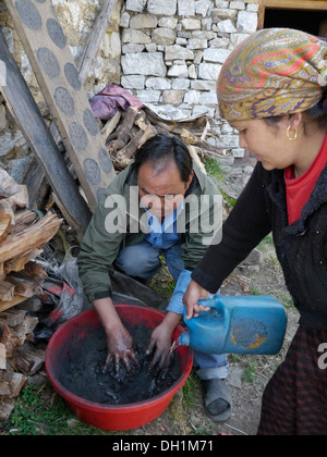 Nepal Malemchigaun Sherpa Dorf, Langtang. Machen von Kohle-Briketts, Lari und Kingomu Sherpa. Stockfoto