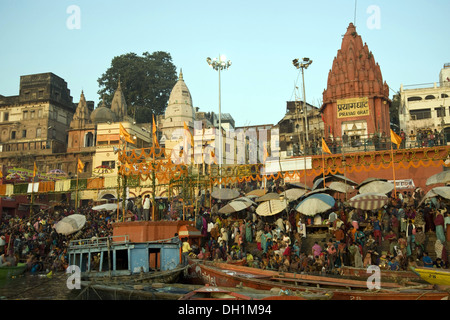 Boote Menschen Sonnenschirme Tempel Varanasi Prayag Ghat Kashi Uttar Pradesh, Indien Stockfoto