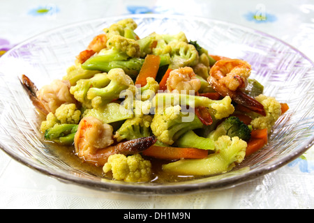 Unter Rühren braten Sie, Gemüse und Garnelen. Stockfoto