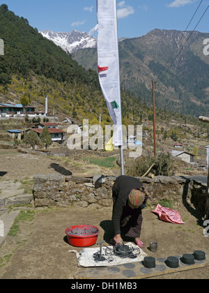 Nepal Malemchigaun Sherpa Dorf, Langtang. Machen von Kohle-Briketts, Lari und Kingomu Sherpa. Stockfoto