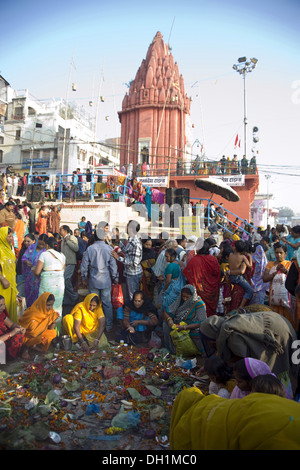 Frauen beten Prayag Ghat Kashi Varanasi Benares Uttar Pradesh, Indien Stockfoto