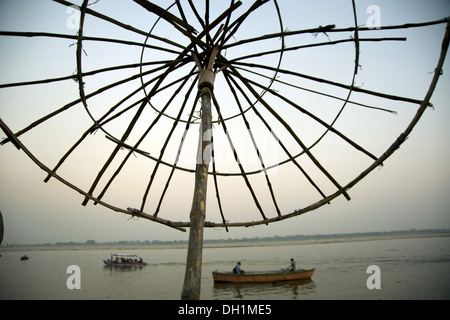 abstrakte Runde Runde Grafik Regenschirm Rippen Varanasi Ghat Ganga Fluß Ganges Banaras Uttar Pradesh, Indien Stockfoto