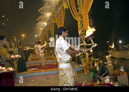 Ganga Aarti am Dashashwamedh Ghat am Varanasi Uttar Pradesh, Indien Stockfoto