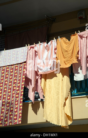 Wäsche zum Trocknen hängen auf Fenster Cagliari - Sardinien Stockfoto