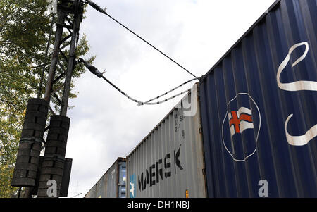 Bremerhaven, Deutschland. 29. Oktober 2013. Die Oberleitungen Lügen auf dem Dach eines Güterzuges auf die Bahngleise in der Nähe von Bremerhaven, Deutschland, 29. Oktober 2013. Die Linie war während des Sturms am 28. Oktober 2013 durch einen umgestürzten Baum auf das Dach eines Güterzugs klopfte. Foto: CARMEN JASPERSEN/Dpa/Alamy Live News Stockfoto