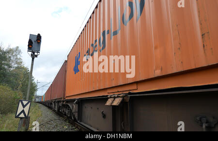 Bremerhaven, Deutschland. 29. Oktober 2013. Die Oberleitungen Lügen auf dem Dach eines Güterzuges auf die Bahngleise in der Nähe von Bremerhaven, Deutschland, 29. Oktober 2013. Die Linie war während des Sturms am 28. Oktober 2013 durch einen umgestürzten Baum auf das Dach eines Güterzugs klopfte. Foto: CARMEN JASPERSEN/Dpa/Alamy Live News Stockfoto