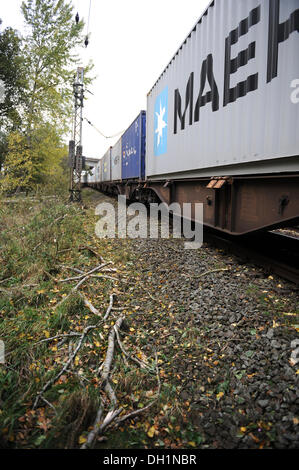 Bremerhaven, Deutschland. 29. Oktober 2013. Die Oberleitungen liegt auf dem Dach eines Güterzuges auf die Bahngleise neben einem zerschnittenen gefallenen Baum in der Nähe von Bremerhaven, Deutschland, 29. Oktober 2013. Die Linie war während des Sturms am 28. Oktober 2013 durch einen umgestürzten Baum auf das Dach eines Güterzugs klopfte. Foto: CARMEN JASPERSEN/Dpa/Alamy Live News Stockfoto