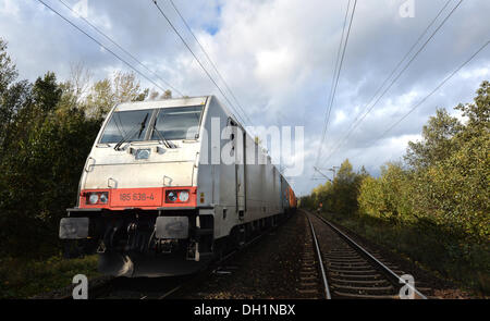 Bremerhaven, Deutschland. 29. Oktober 2013. Ein Güterzug auf der Bahn verfolgt in der Nähe von Bremerhaven, Deutschland, 29. Oktober 2013. Die Freileitung war während des Sturms am 28. Oktober 2013 durch einen umgestürzten Baum auf das Dach eines Güterzugs klopfte. Foto: CARMEN JASPERSEN/Dpa/Alamy Live News Stockfoto