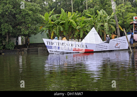 Zeitung-Boot in Punnamada See in Alleppey Kerala Indien Stockfoto