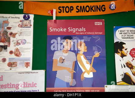 NHS Stop Smoking Plakate und Schild an Str. Marys Krankenhaus in London UK Stockfoto