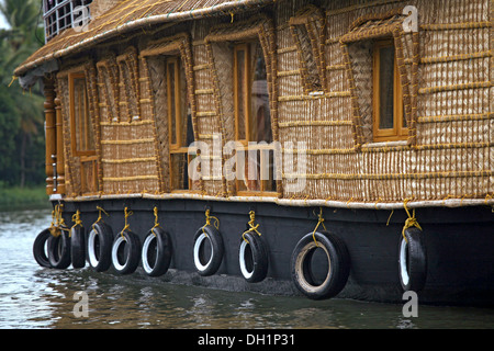 Sicherheit Reifen im Hausboot in Punnamada See in Alleppey Kerala Indien Stockfoto