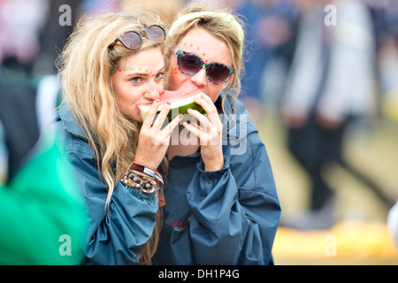 Das Reading Festival - drei Mädchen teilen ein Stück Melone UK 2013 Stockfoto