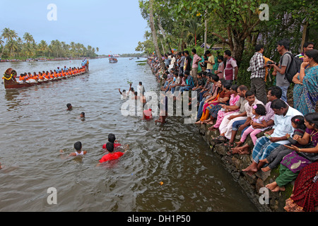 Menge Leute sehen Bootsrennen in Punnamada See in Alleppey Kerala Indien Stockfoto