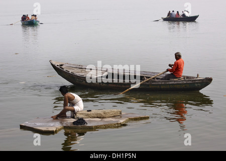 Bootfahren Ganga Fluß Ganges Varanasi Uttar Pradesh, Indien Stockfoto