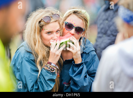 Das Reading Festival - drei Mädchen teilen ein Stück Melone UK 2013 Stockfoto