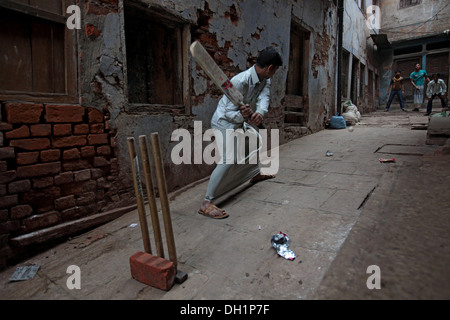 Jungen spielen cricket im kleinen Gassen Straße Varanasi Uttar Pradesh, Indien Stockfoto