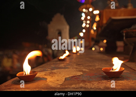 Öllampen feiern Diwali-fest Ghat Ganga Fluß Ganges Varanasi Uttar Pradesh, Indien Stockfoto