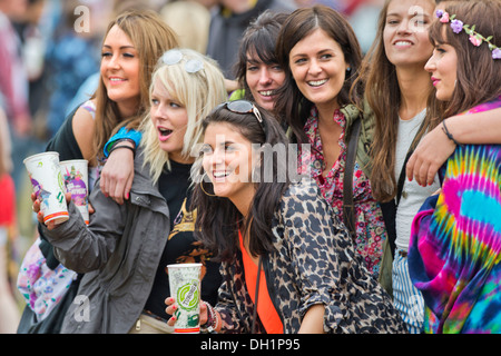 Das Reading Festival - eine Gruppe von Musik-Fans auf der Hauptbühne 2013 Stockfoto