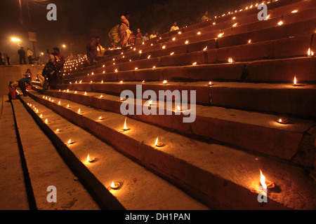 Öllampen auf Treppe Diwali Feiern im Ghats von Ganga Fluß Ganges in Varanasi Uttar Pradesh, Indien Stockfoto