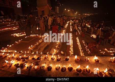 Öllampen beleuchtet Diwali Festival auf ghats von Ganga Fluss Ganges in Varanasi Uttar Pradesh Indien zu feiern. Stockfoto