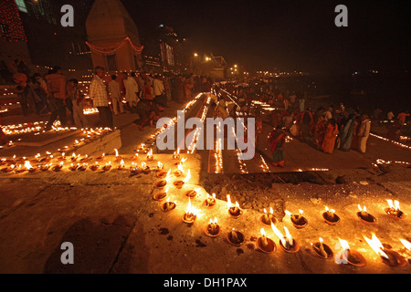 irdenen Öllampen beleuchtet, Dev Deepavali am Fluss Ganges in Varanasi Uttar Pradesh, Indien zu feiern Stockfoto