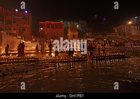 Öllampen beleuchtet auf Ghats von Ganga Fluß Ganges, Dev Deepavali in Varanasi Uttar Pradesh, Indien zu feiern Stockfoto